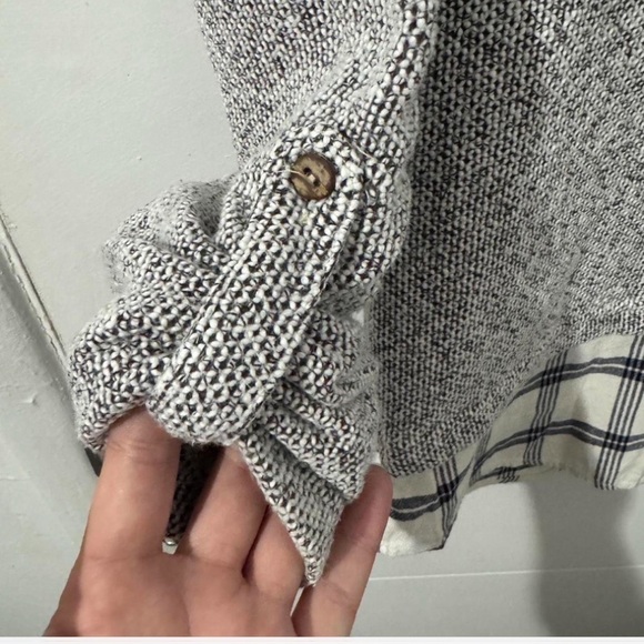 Stylish Gray Knit Sweater with Textured Hem - Picture 3 of 7